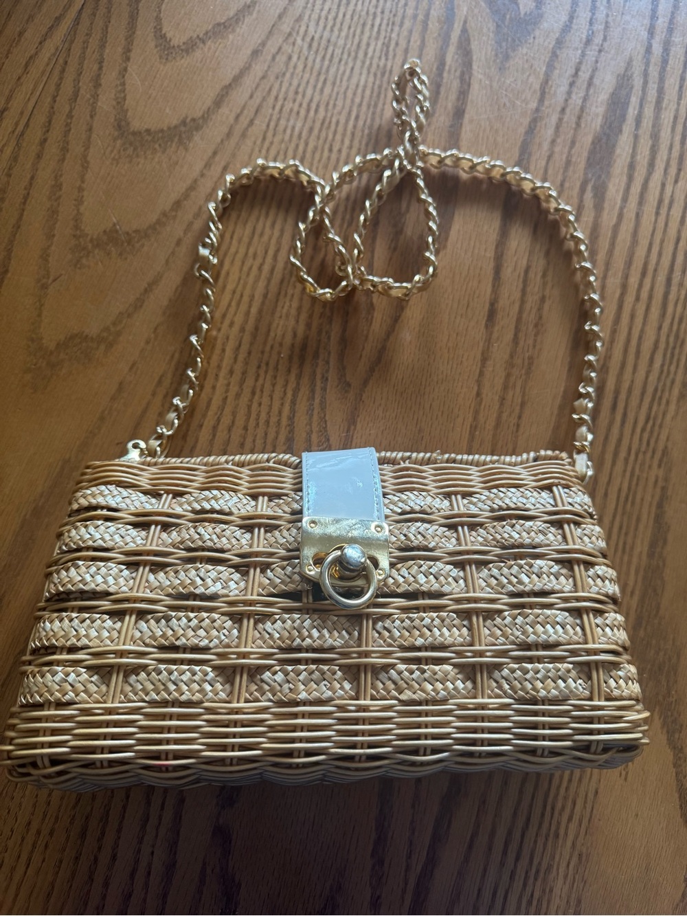 Woven Straw Crossbody Bag with Gold Chain. Vintage!!!!!